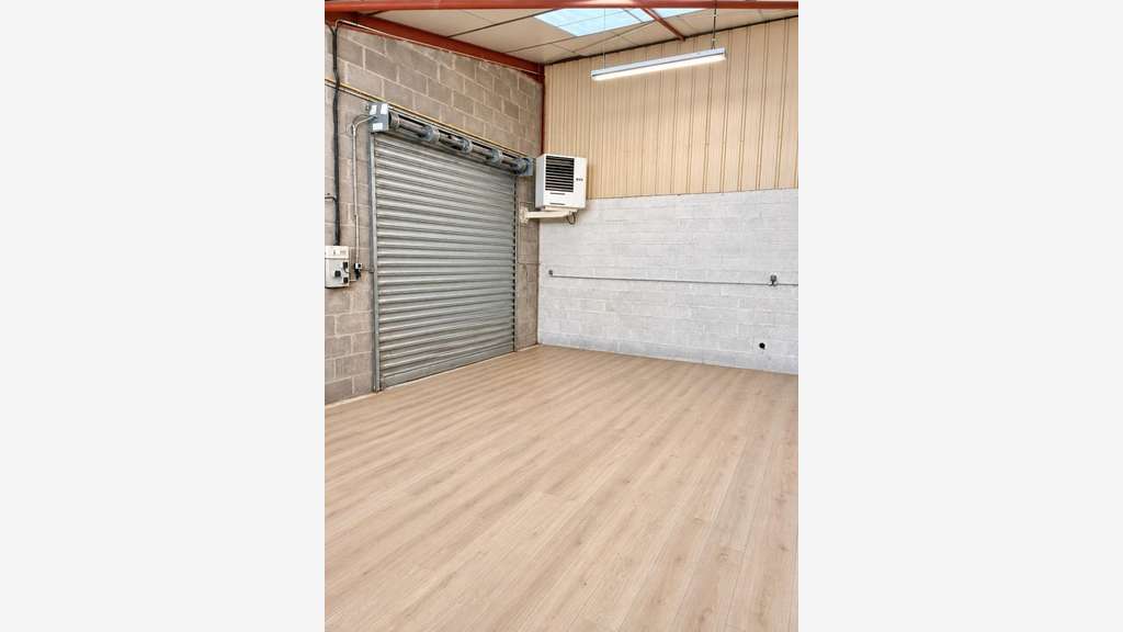 Vente garage entrepôt de 1100m² Lanne-Soubiran