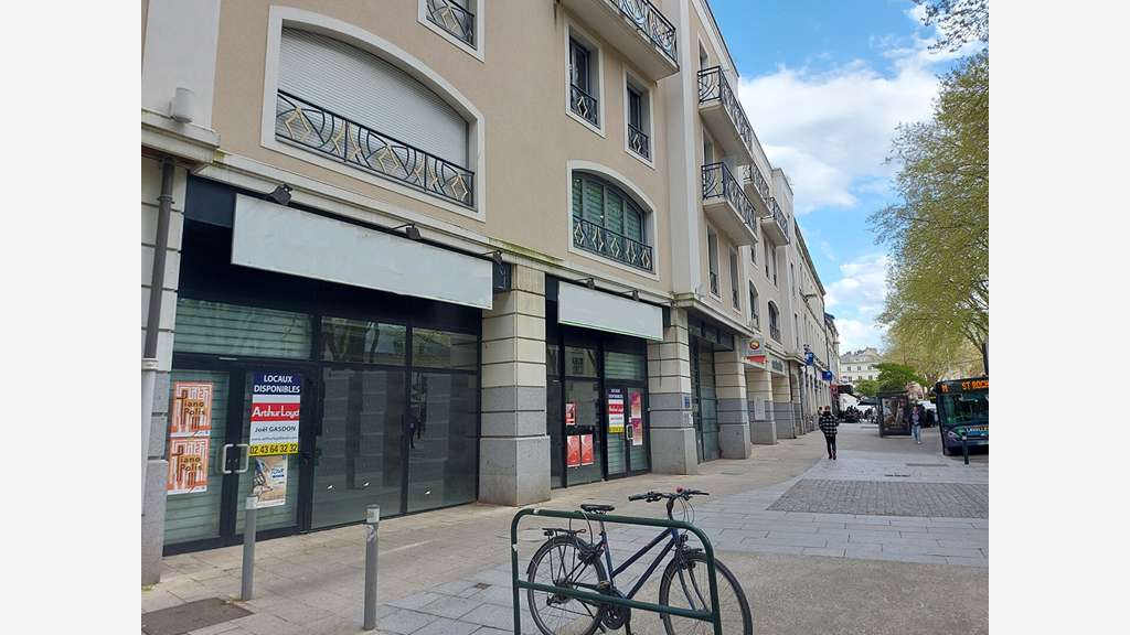 À vendre local commercial 835m² à Laval