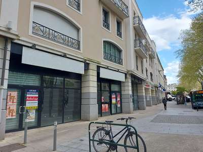 À vendre local commercial 835m² à Laval