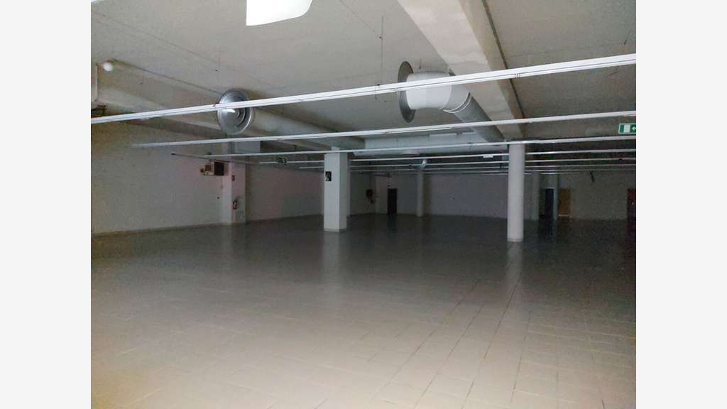 À vendre local commercial 835m² à Laval