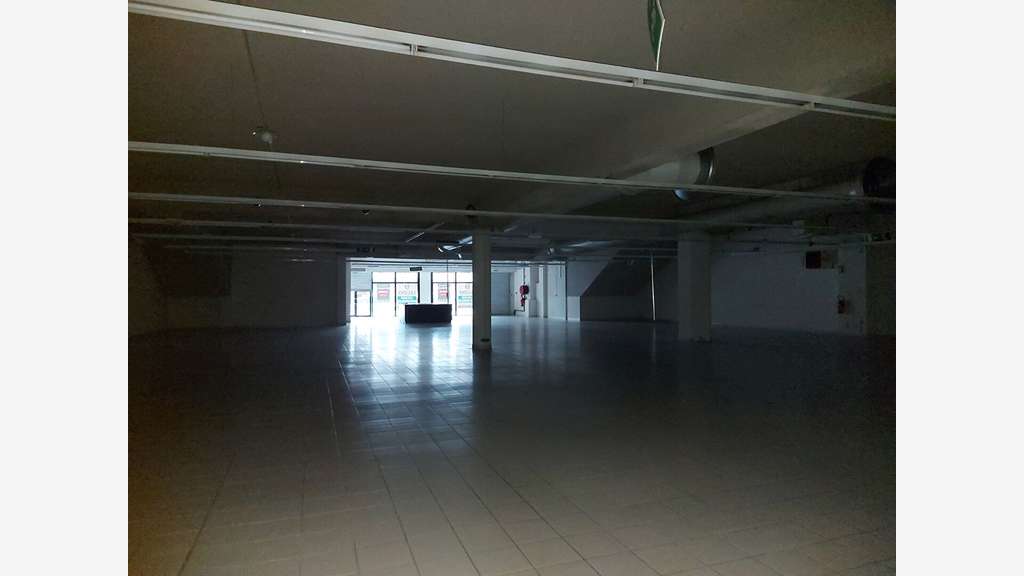 À vendre local commercial 835m² à Laval