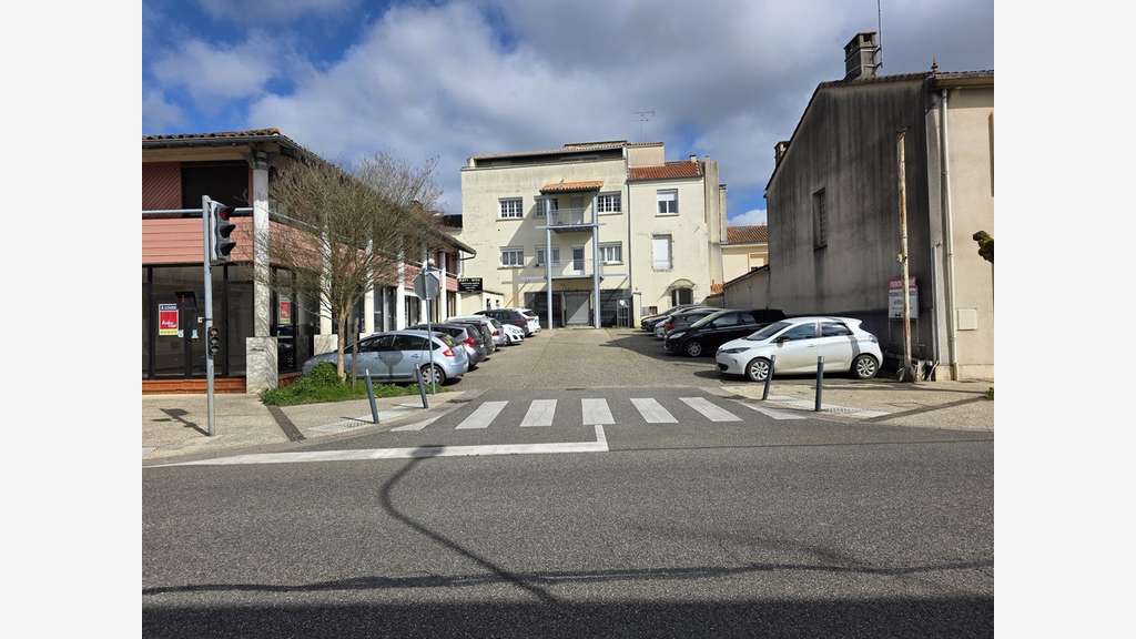 Vente local commercial 500m² à Layrac