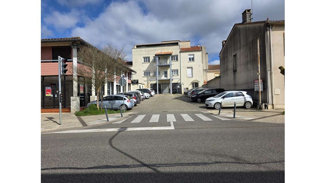 Vente local commercial 500m² à Layrac
