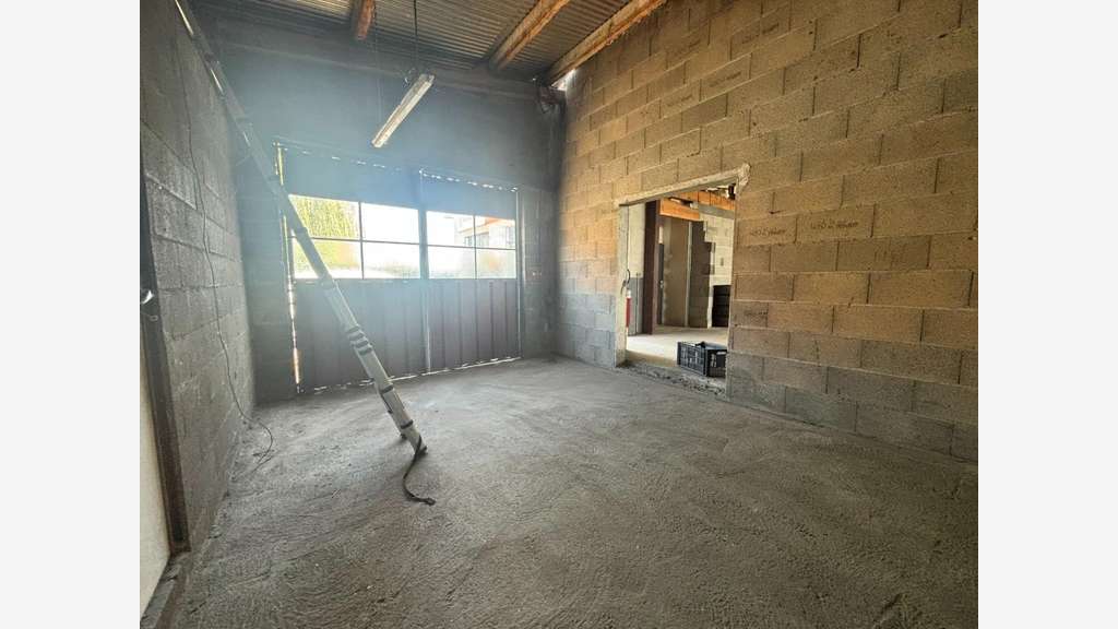 Ancien garage avec magasin