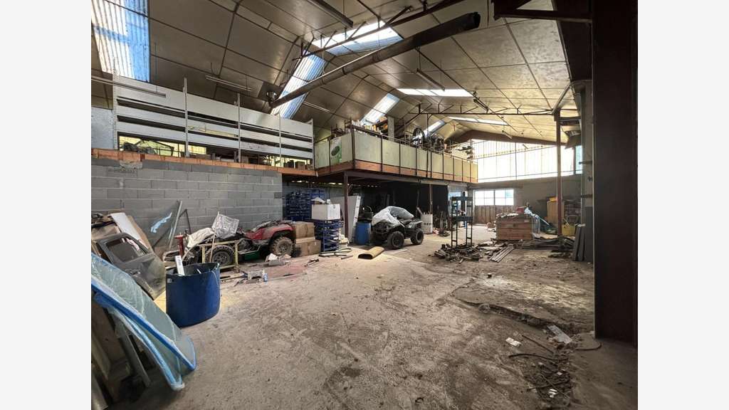 Ancien garage avec magasin