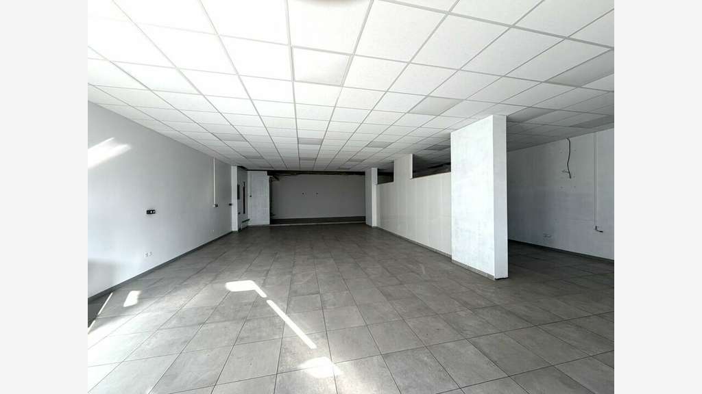 Vente local commercial 150m² au Crès 