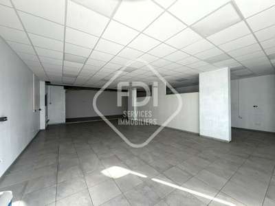 Vente local commercial 150m² au Crès
