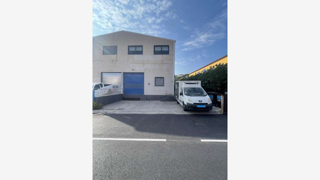 Local 130m² + appartement 104m² au Lavandou