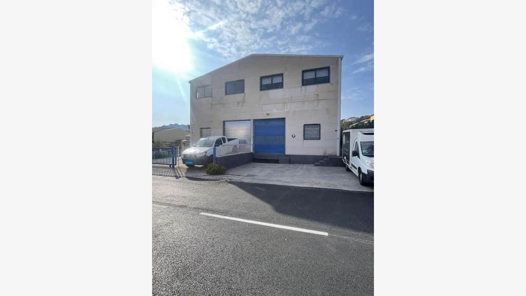 Local 130m² + appartement 104m² au Lavandou