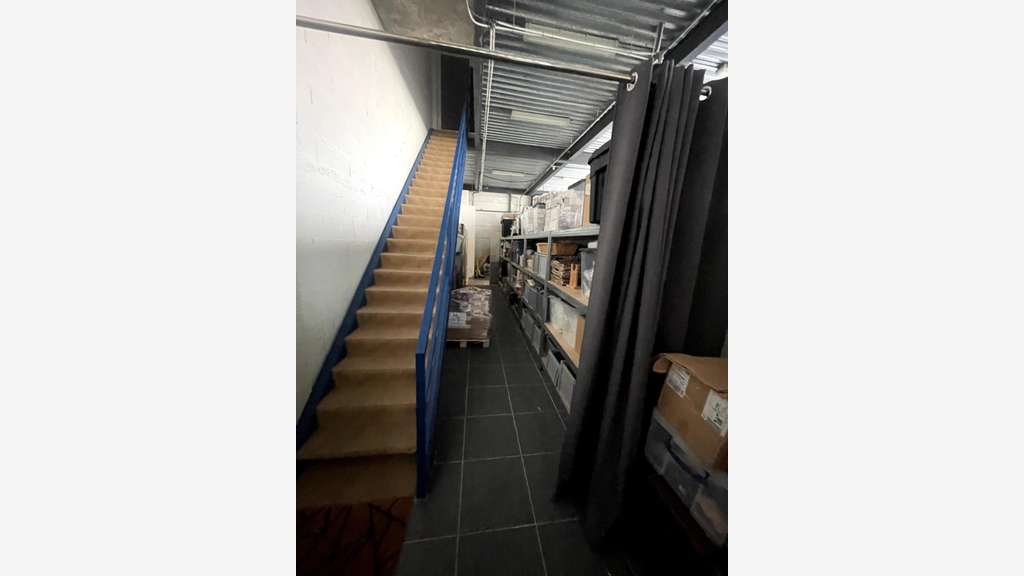 Local 130m² + appartement 104m² au Lavandou