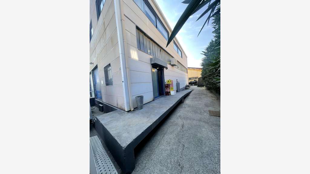 Local 130m² + appartement 104m² au Lavandou