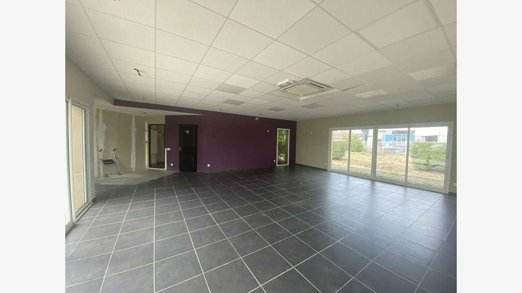 Local commercial de 150m² à vendre à Leguevin