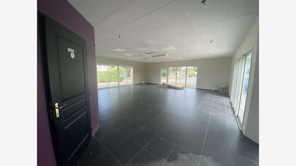 Local commercial de 150m² à vendre à Leguevin