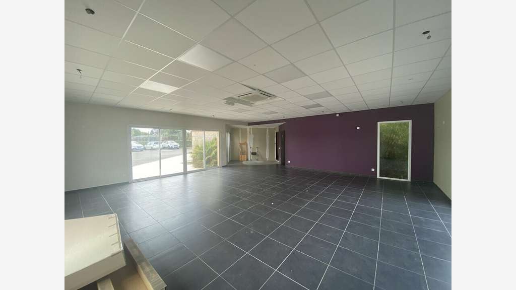 Local commercial de 150m² à vendre à Leguevin