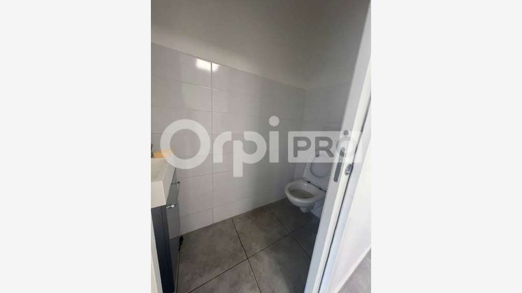 A vendre local traversant 63m² Les Abymes