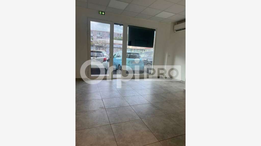 A vendre local traversant 63m² Les Abymes