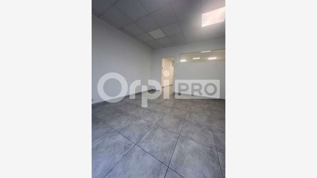 A vendre local traversant 63m² Les Abymes