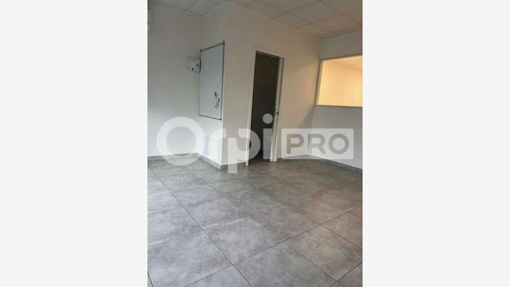 A vendre local traversant 63m² Les Abymes