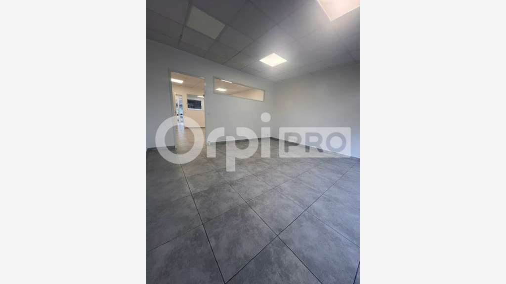 A vendre local traversant 63m² Les Abymes