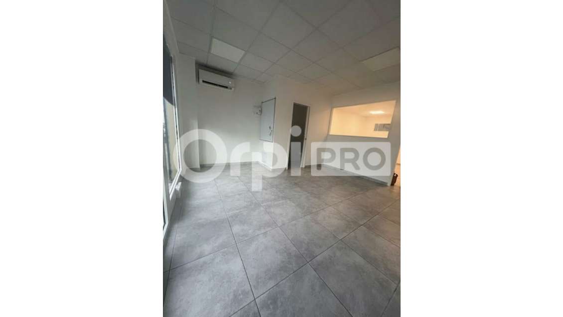 A vendre local traversant 63m² Les Abymes