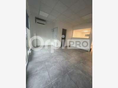 A vendre local traversant 63m² Les Abymes