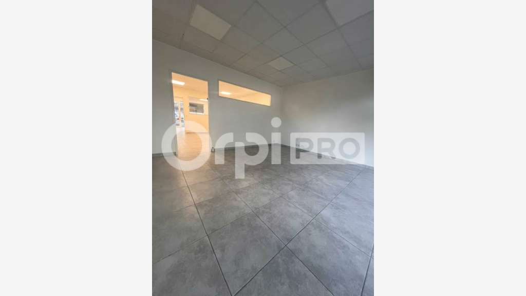 A vendre local traversant 63m² Les Abymes