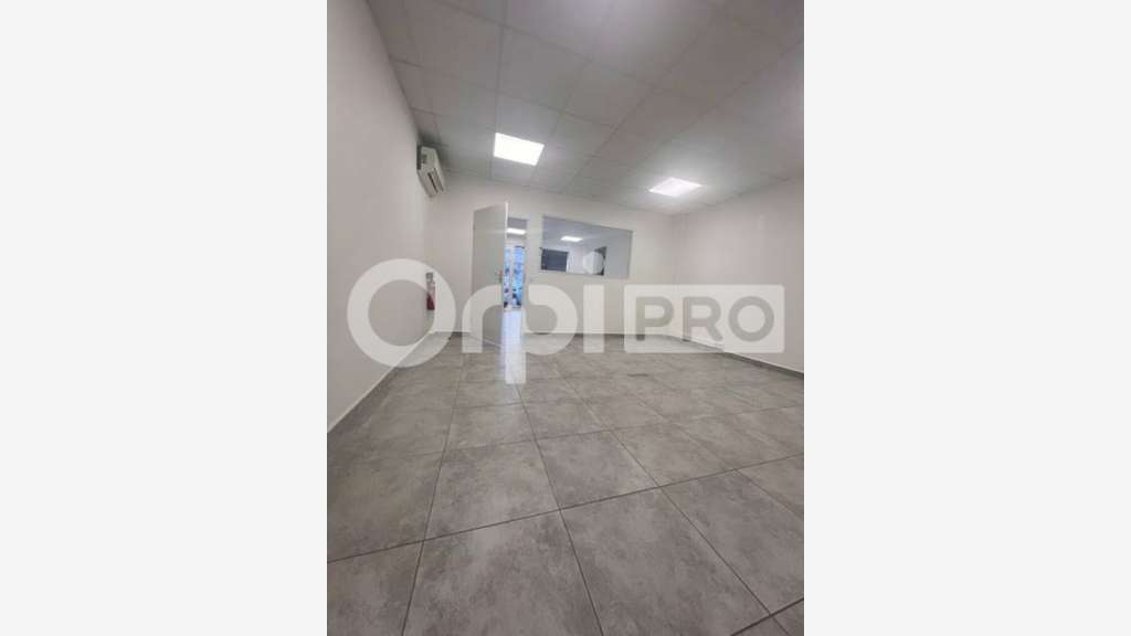 A vendre local traversant 63m² Les Abymes