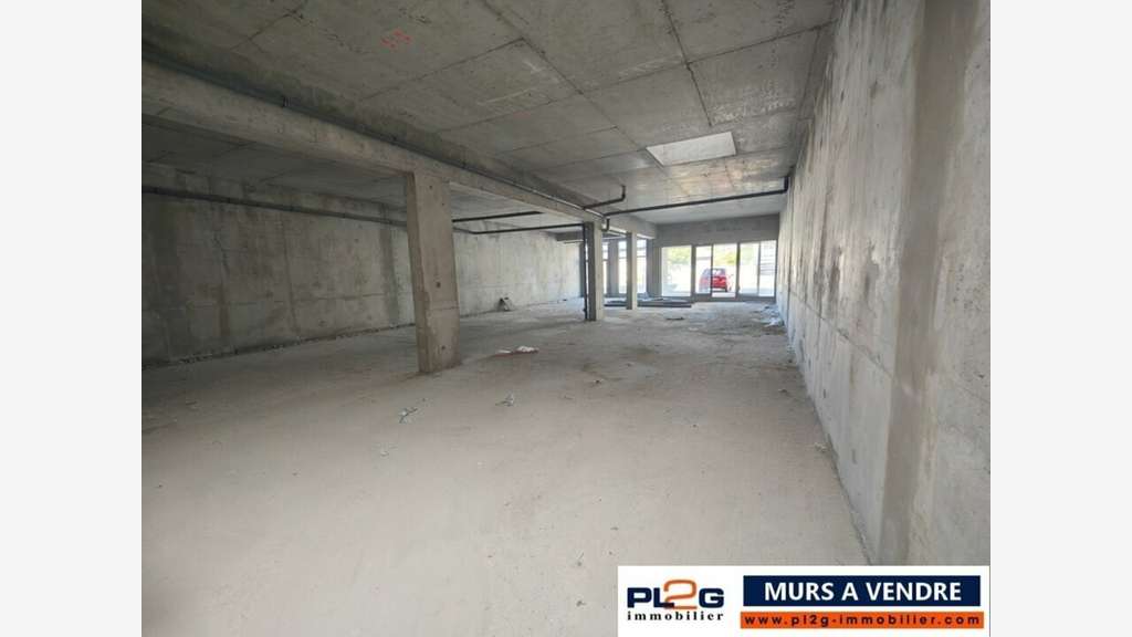 Local 255m² à la vente aux Angles dans le Gard