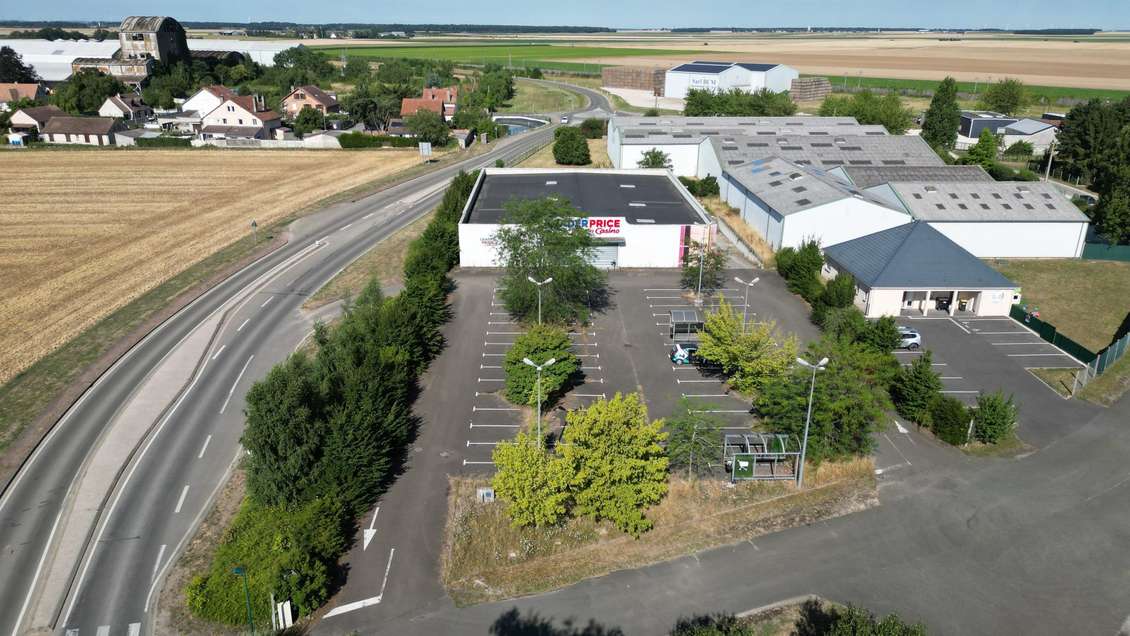 AV local 1155m² monopropriété aux Villages Vovéens