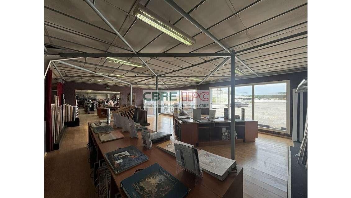 Vente local commercial 745m² Bld de Gaulle à Lons
