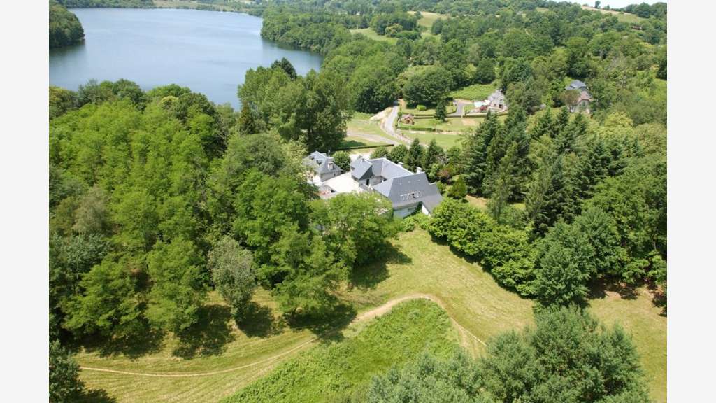 Vente ensemble immobilier 2000m² vue lac à Lourdes