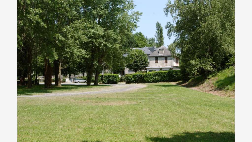 Vente ensemble immobilier 2000m² vue lac à Lourdes