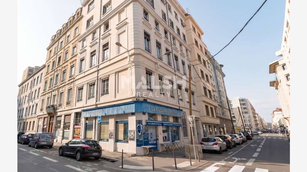 LOCAL COMMERCIAL D'ANGLE À VENDRE - 102 M² AVEC EX
