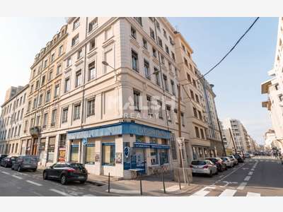 LOCAL COMMERCIAL D'ANGLE À VENDRE - 102 M² AVEC EX
