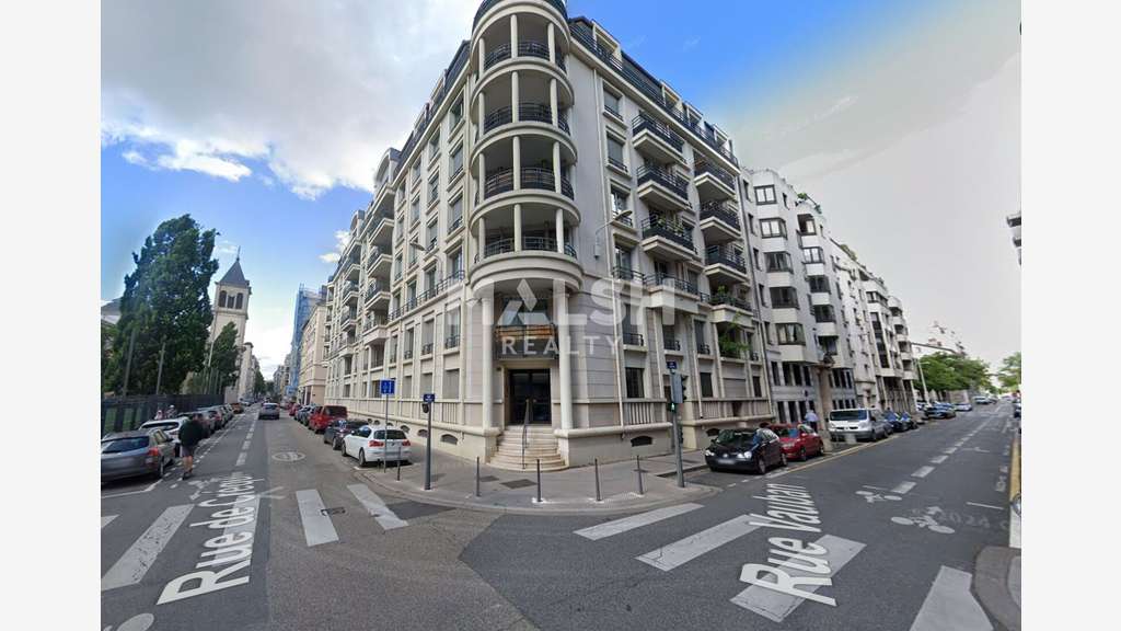 LOCAL COMMERCIAL D'ANGLE À VENDRE - 102 M² AVEC EX