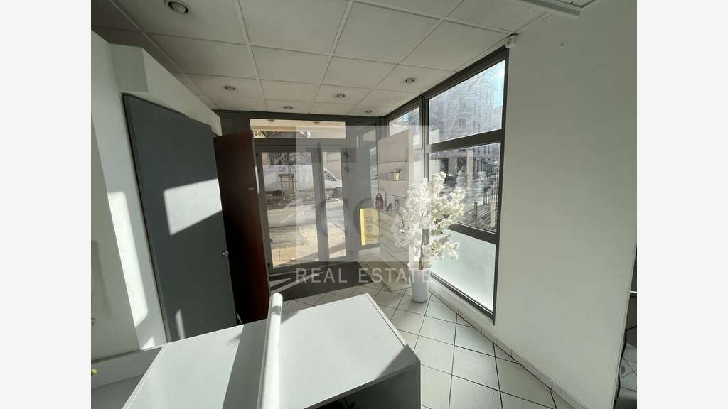 LYON 8 - LOCAL COMMERCIAL / BUREAUX à vendre