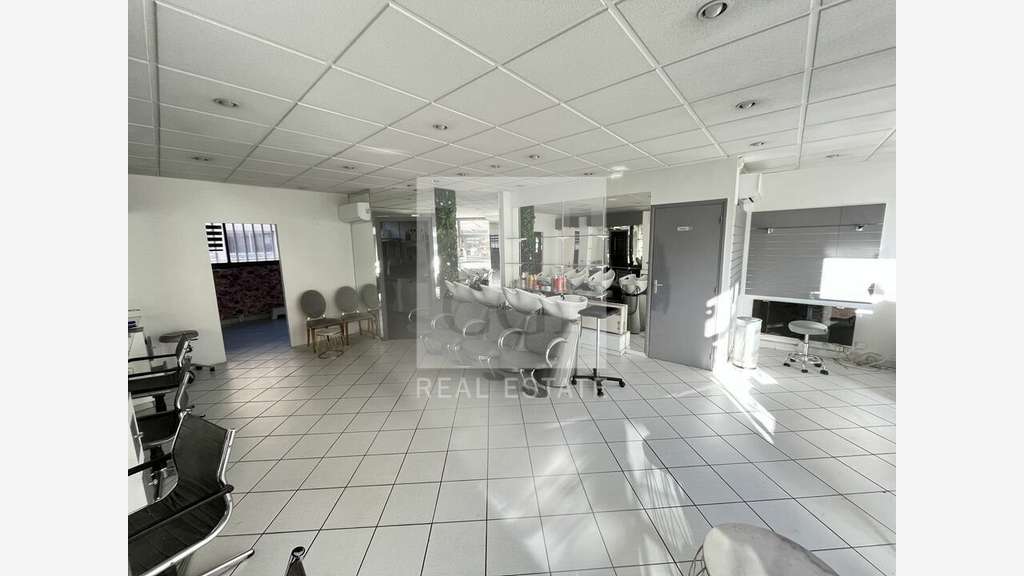 LYON 8 - LOCAL COMMERCIAL / BUREAUX à vendre
