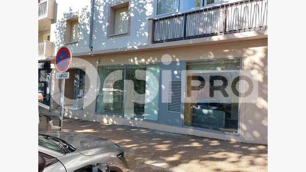 MANOSQUE - LOCAL COMMERCIAL à vendre