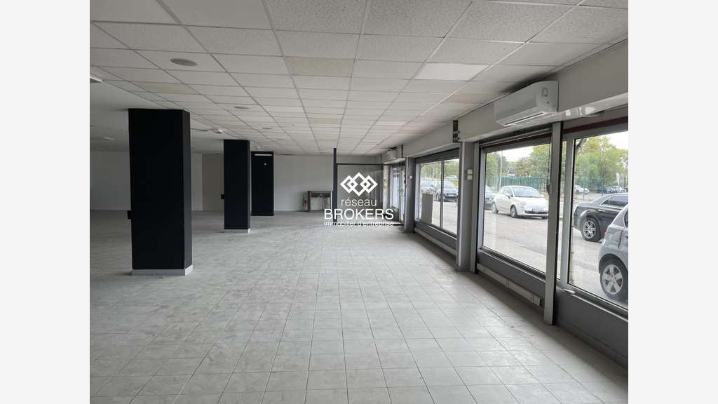 Bâtiment 2550m² à vendre à Marignane