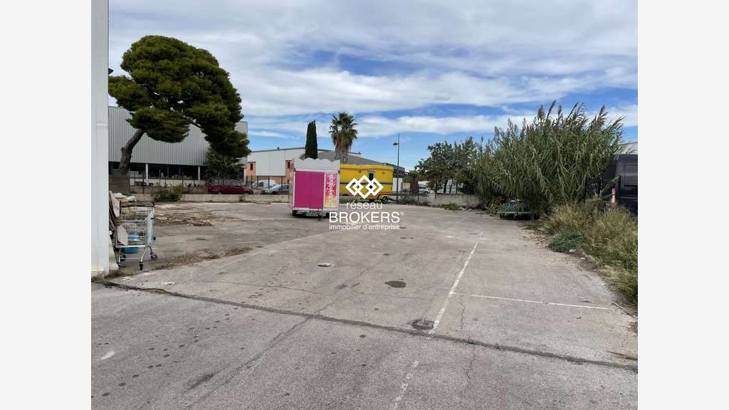 Bâtiment 2550m² à vendre à Marignane