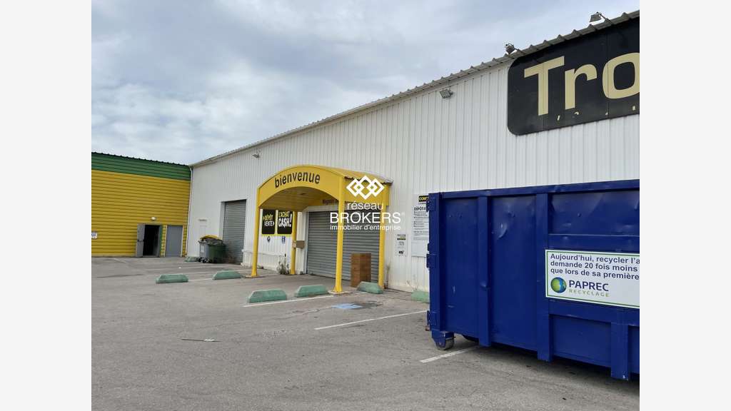 Bâtiment 2550m² à vendre à Marignane