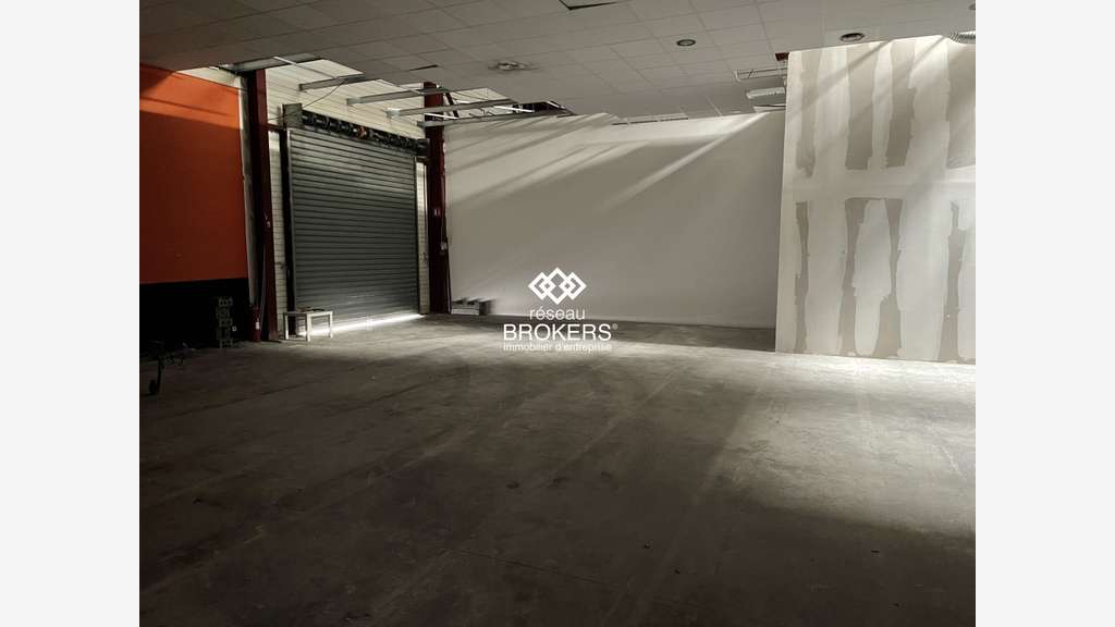 Bâtiment 2550m² à vendre à Marignane