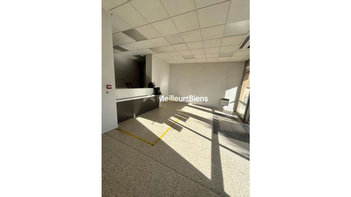 Local commercial spacieux de 146 m² - BATIMENT : 