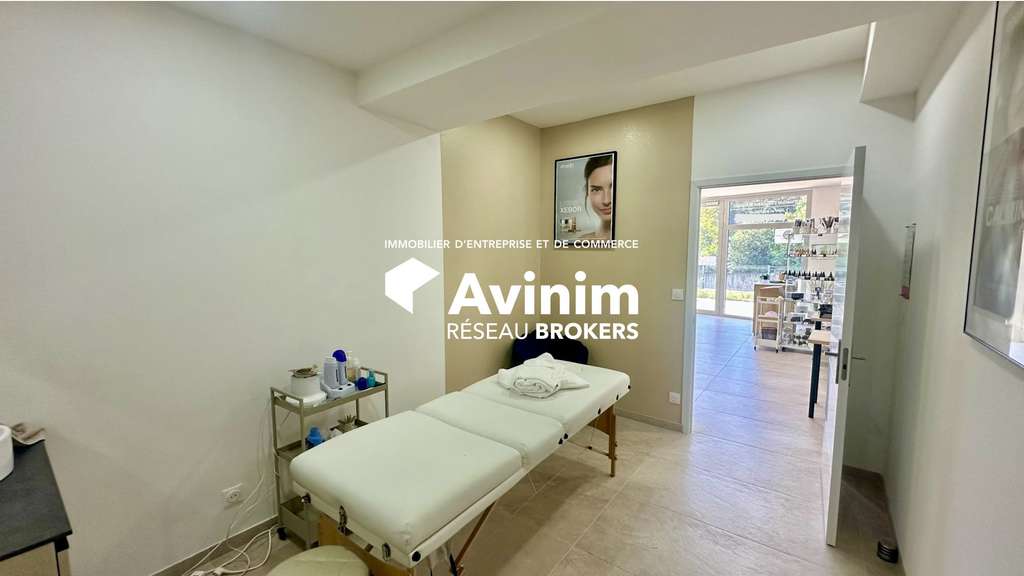 Vente local cial 170m² visibilité A50 à Marseille