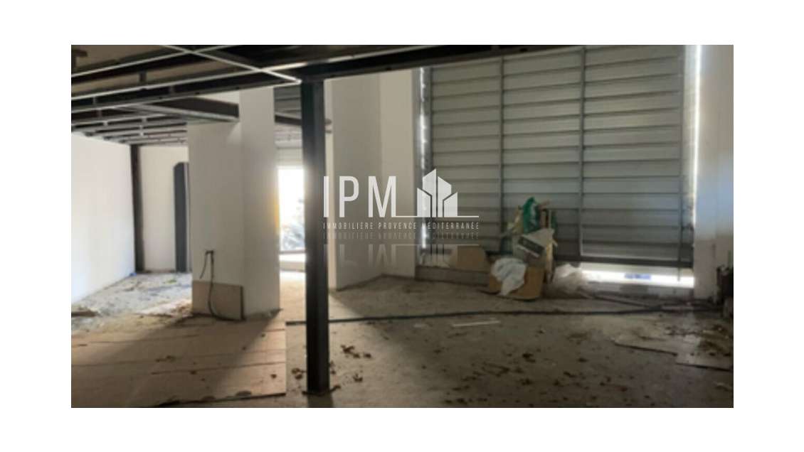 A vendre local commercial 102m² Marseille 3e