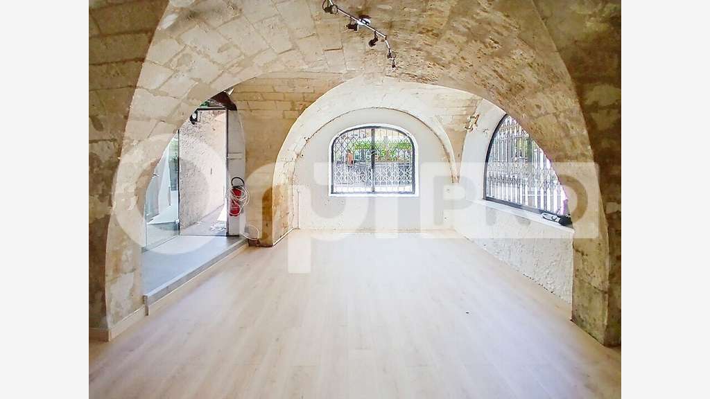 Murs local commercial d'angle centre de Mauguio