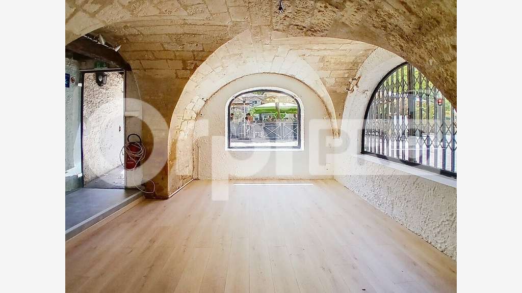 Murs local commercial d'angle centre de Mauguio