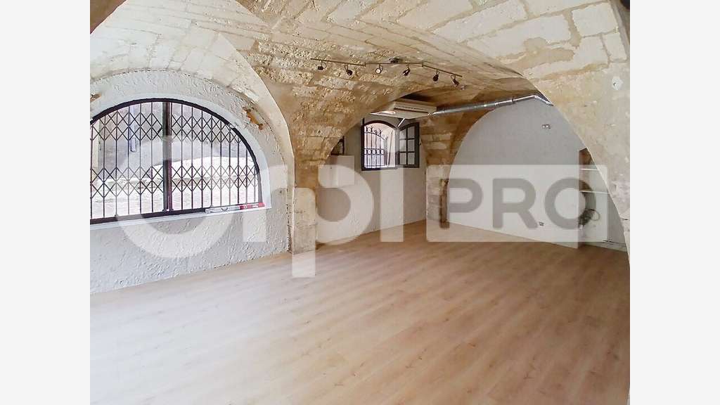Murs local commercial d'angle centre de Mauguio