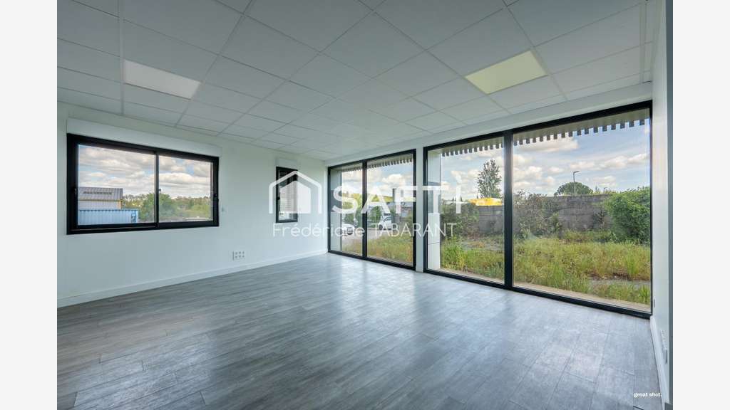 A vendre bureaux showroom de 85m² à Mondouzil