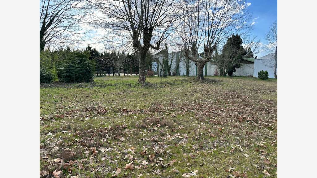 depot industruel de 3000 m² environ sur un hectare